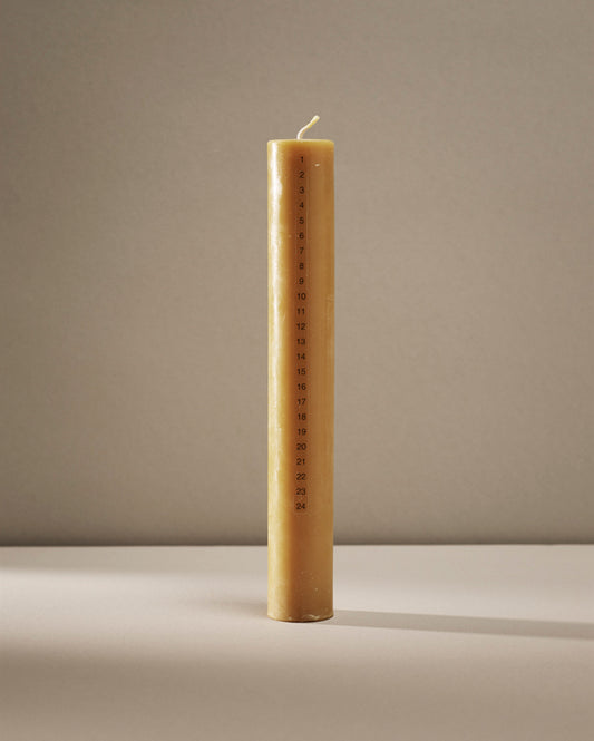 Støbt kalender-bloklys i ren bivoks
